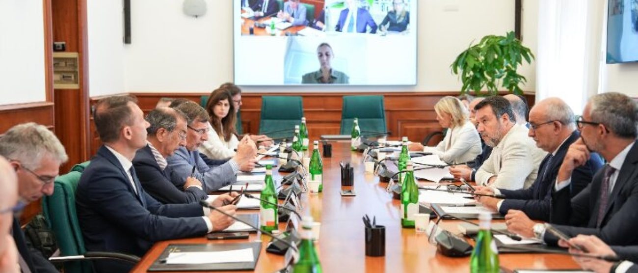 Il tavolo della riunione al Mit sul prolungamento della M5 a Monza