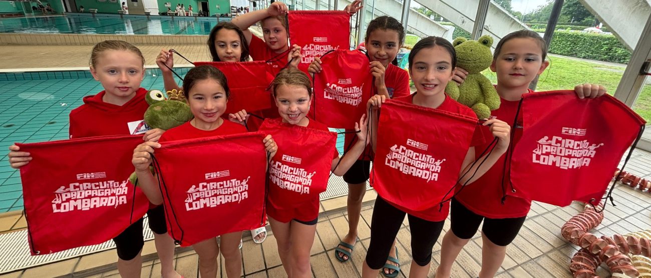 Seregno Nuoto artistico Circuito Sincro per Tutti un guppetto di partecipanti
