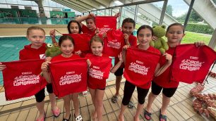 Seregno Nuoto artistico Circuito Sincro per Tutti un guppetto di partecipanti