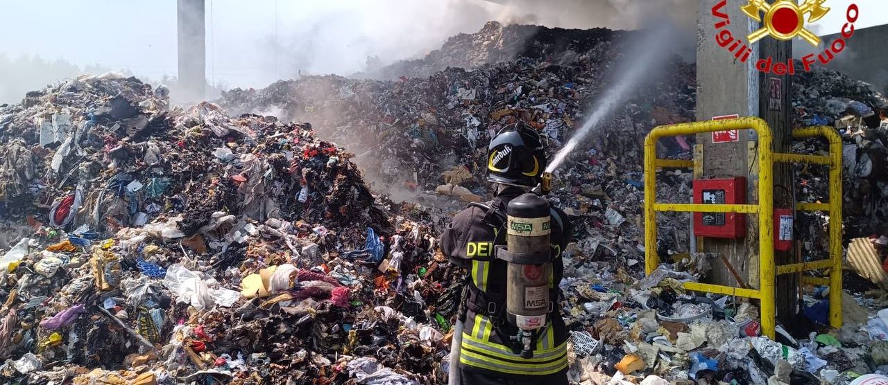 Cermenate ditta rifiuti incendio