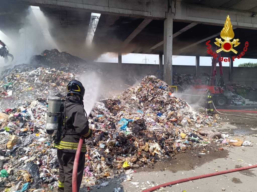 Cermenate ditta rifiuti incendio