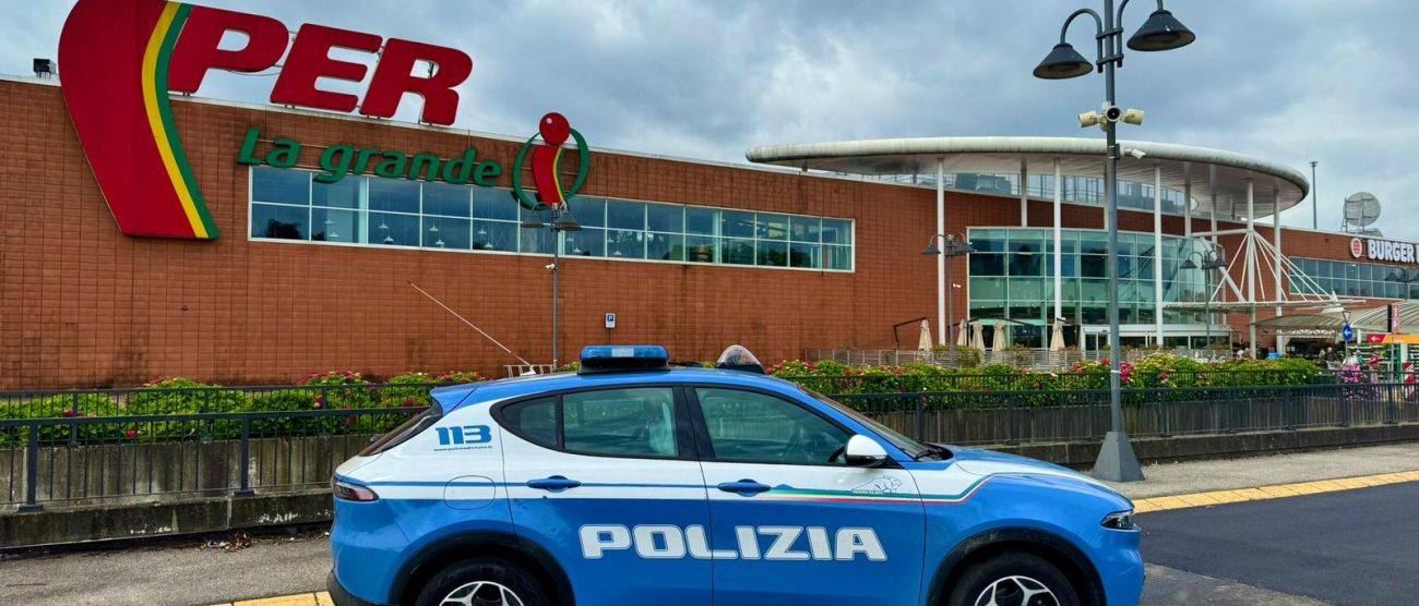 Una pattuglia della Polizia di Stato davanti all'Iper di Monza