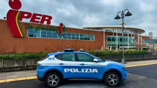 Una pattuglia della Polizia di Stato davanti all'Iper di Monza