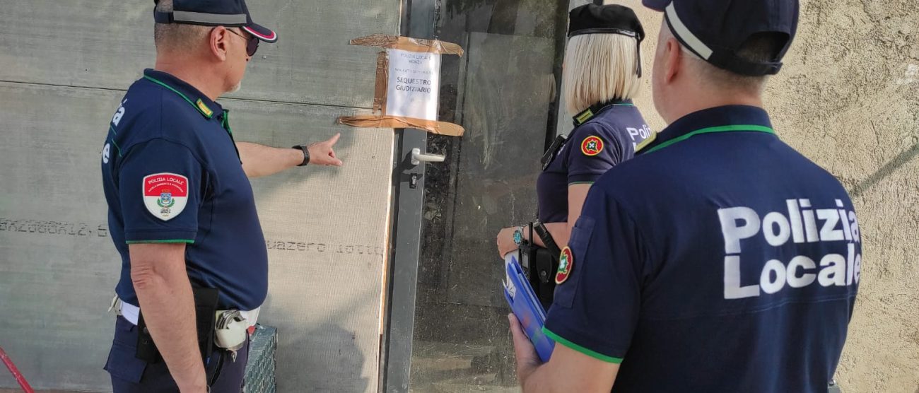 I sigilli alla presunta abitazione abusiva a Monza