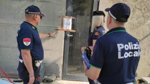 I sigilli alla presunta abitazione abusiva a Monza
