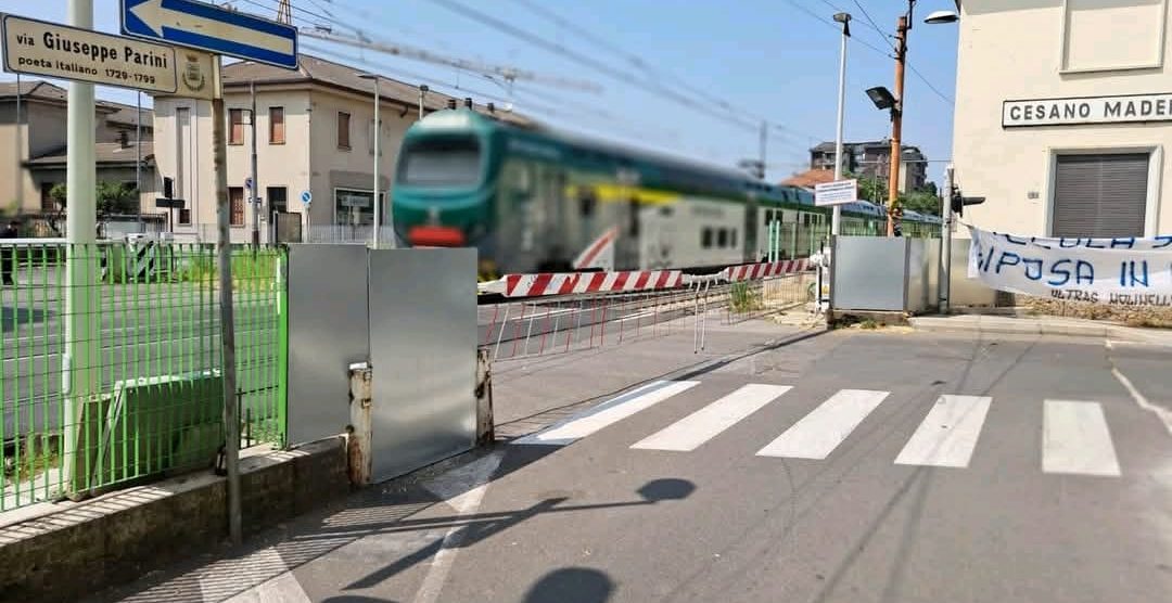 Le barriere aggiuntive installate al passaggio a livello di Cesano