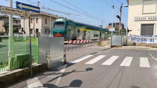 Le barriere aggiuntive installate al passaggio a livello di Cesano