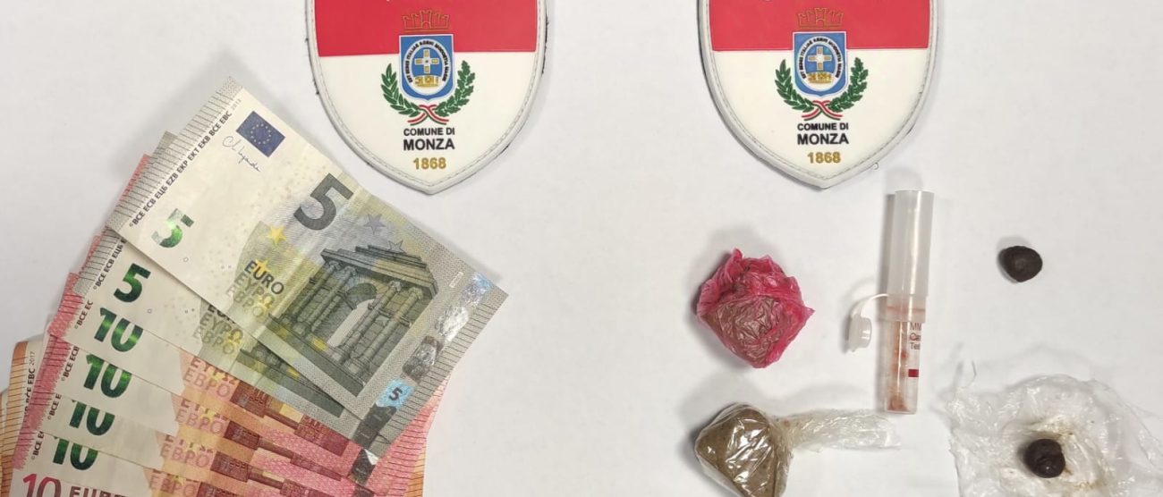 La droga e il denaro sequestrati dalla Polizia locale a Monza