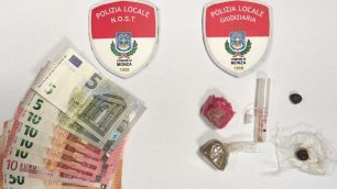 La droga e il denaro sequestrati dalla Polizia locale a Monza