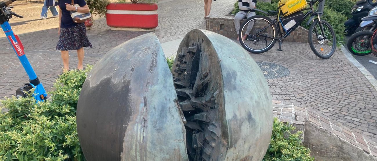 La scultura di Arnaldo Pomodoro in via Vittorio Emanuele a Monza - foot Radaelli