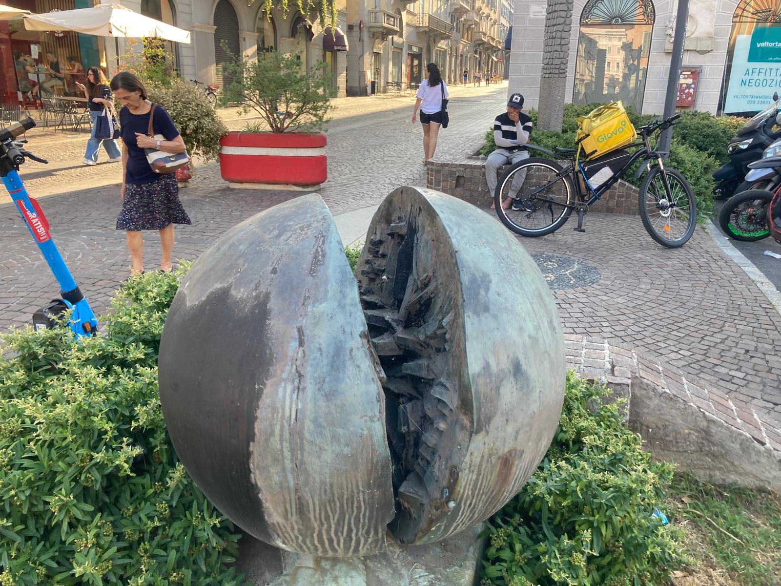 La scultura di Arnaldo Pomodoro in via Vittorio Emanuele a Monza - foot Radaelli