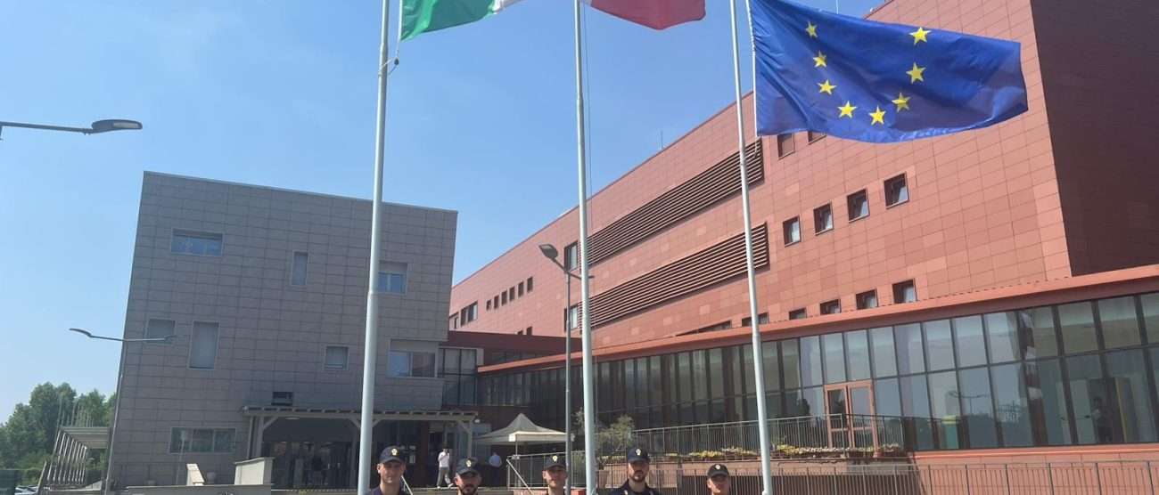 Alcuni dei nuovi agenti arrivati in Questura