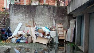 Monza rifiuti via Pellegrini