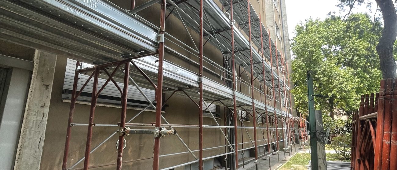 I cantieri alle case comunali di via Manara a Monza