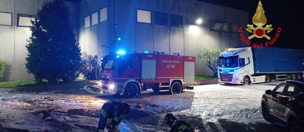 Incendio di rifiuti in un capannone, i vigili del fuoco sul posto