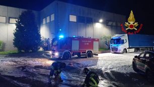 Incendio di rifiuti in un capannone, i vigili del fuoco sul posto