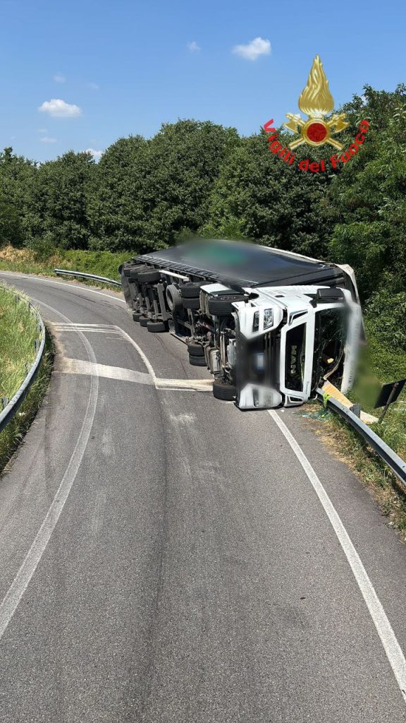 Il camion ribaltato sulla Statale 36