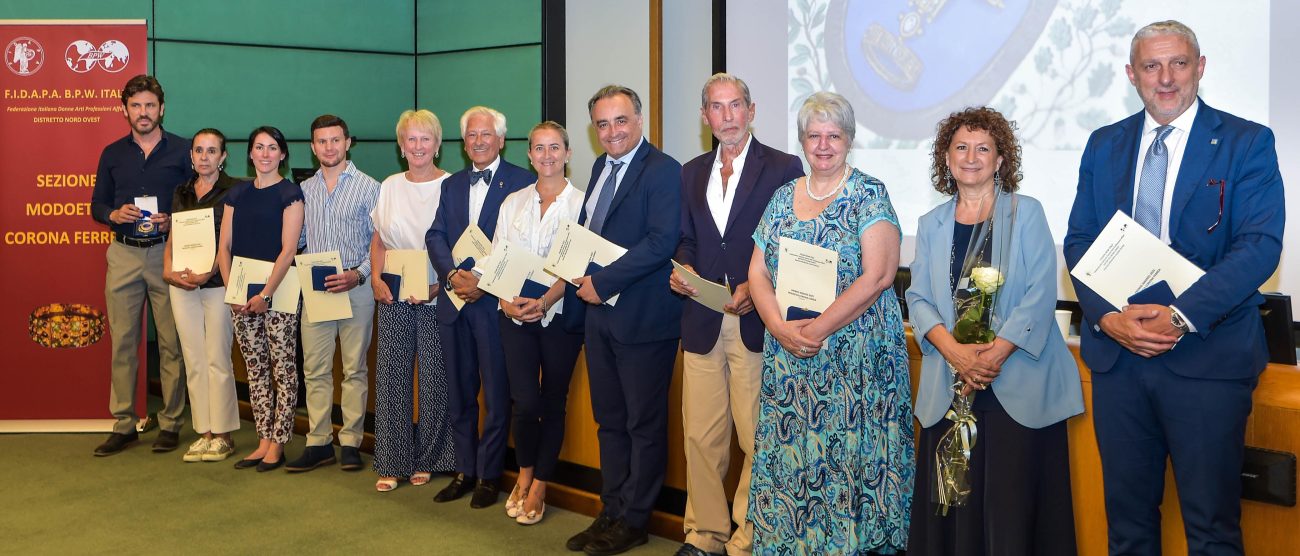 Foto di gruppo per i premiati di Fidapa Modoetia Corona ferrea