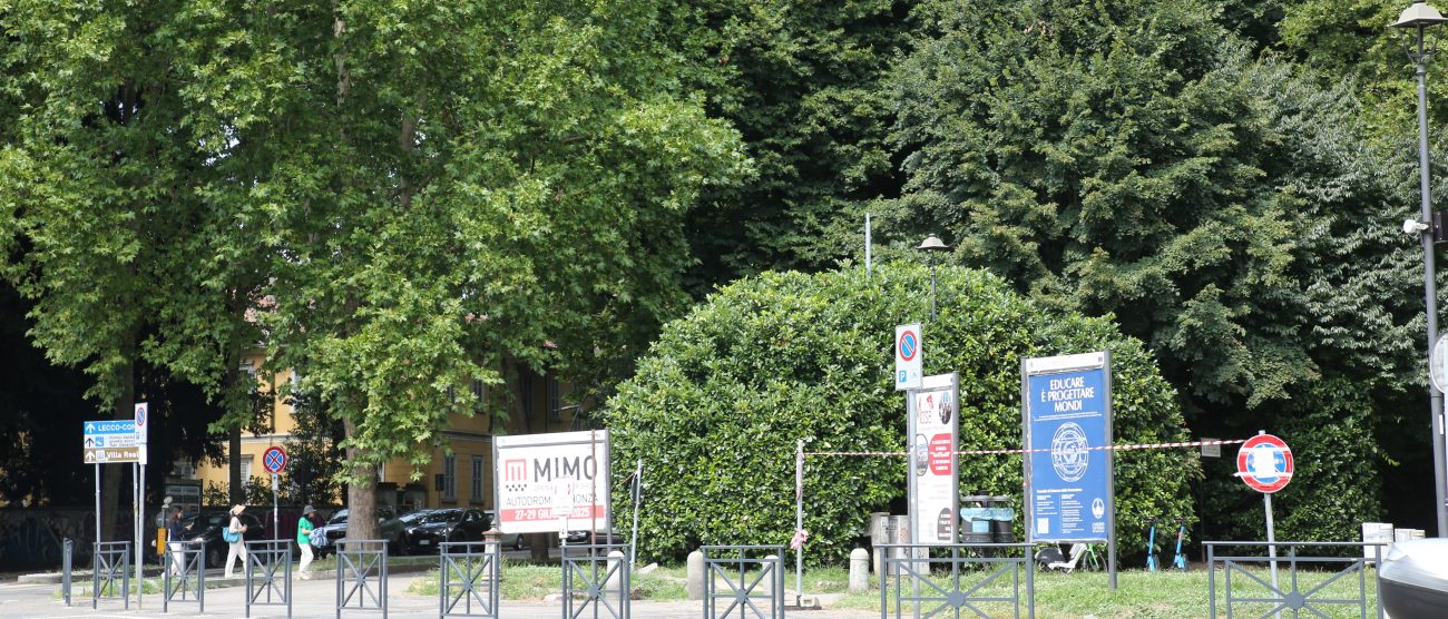 Monza archetti anti parcheggio in piazza Citterio - foto Radaelli