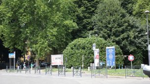 Monza archetti anti parcheggio in piazza Citterio - foto Radaelli