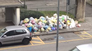 Monza rifiuti via Vespucci