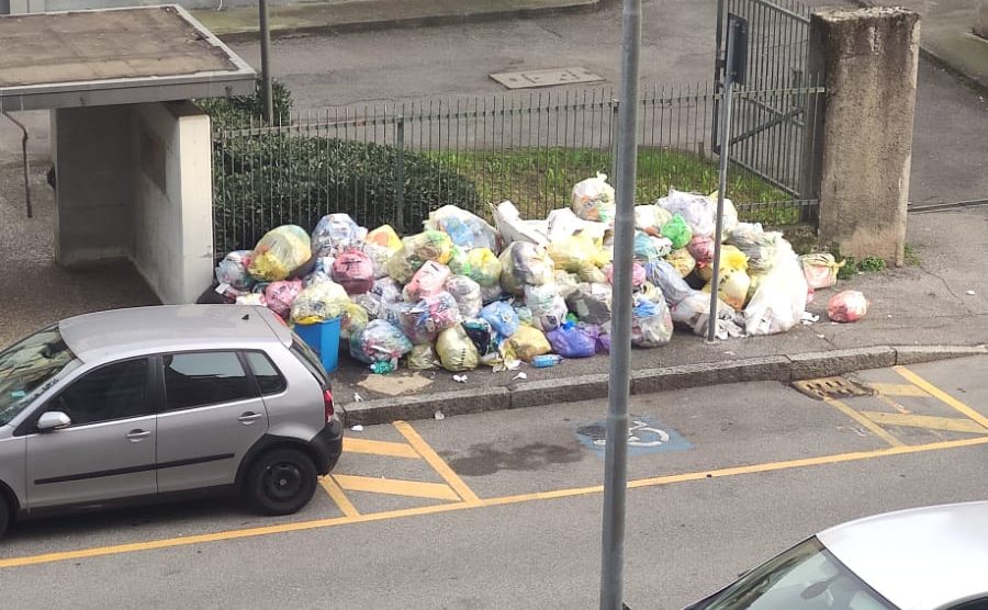 Monza rifiuti via Vespucci