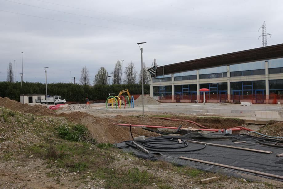 Monza centro natatorio piscina Pia Grande via Murri cantiere esterno ad aprile 2025
