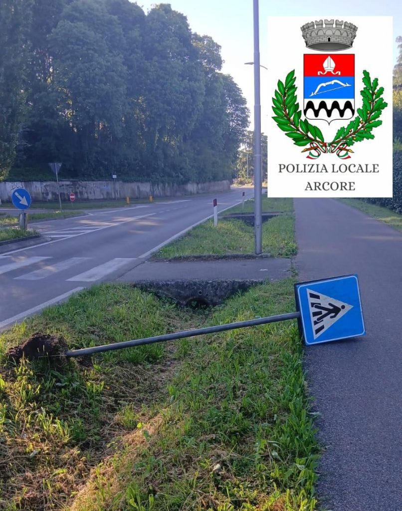 Uno dei pali divelti ad Arcore