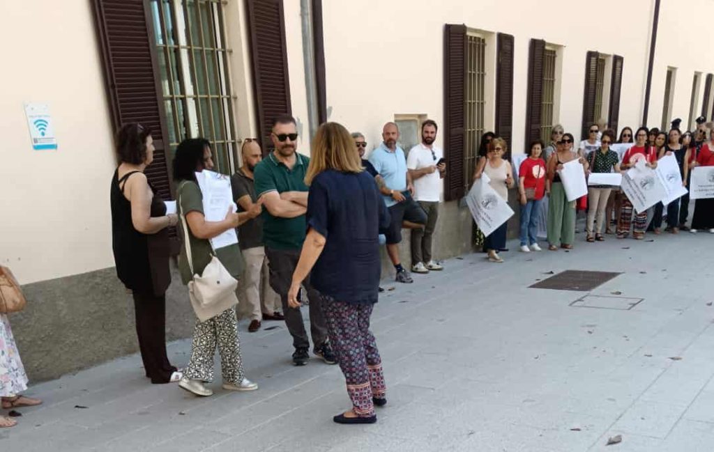 Scuola protesta genitori Paderno Dugnano sindaco Anna Varisco