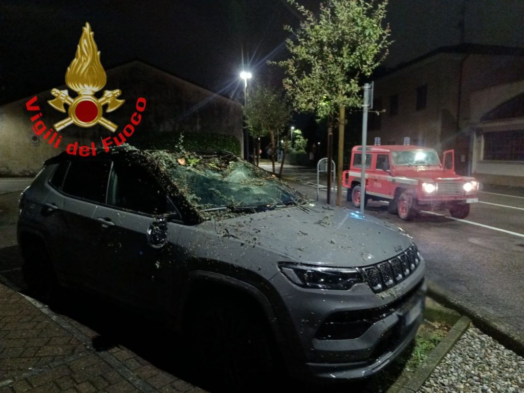 Maltempo 7 luglio 2025, un intervento dei vigili del fuoco in Brianza