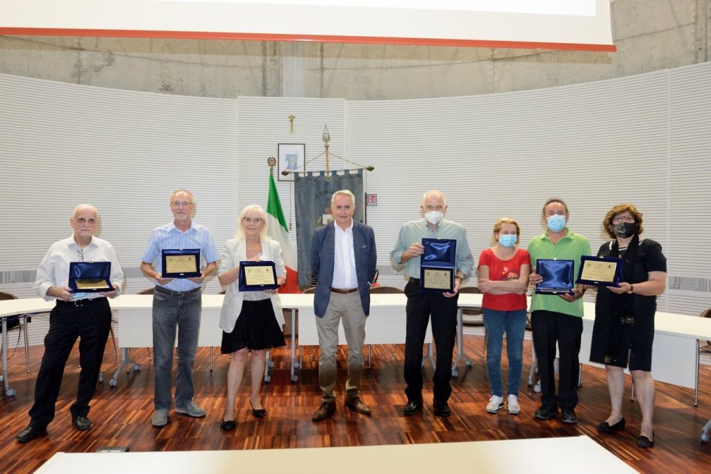 Bernareggio Mauro Carzaniga - primo a sinistra - premiato nel 2021 per l'impegno nel volontariato