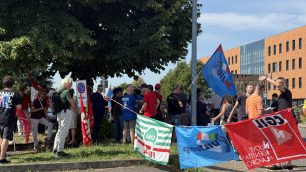 Il presidio dei lavoratori St a Monza