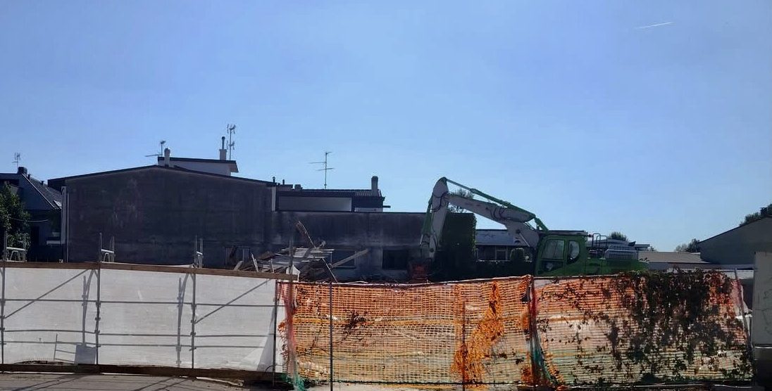 La demolizione dell'edificio a Bareggia di Macherio
