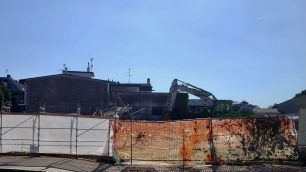 La demolizione dell'edificio a Bareggia di Macherio