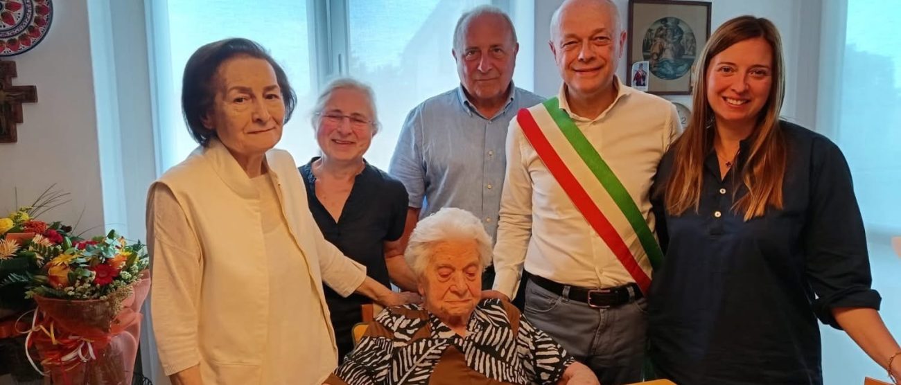 Macherio 100 anni Luigia Cassanmagnago foto di gruppo col sindaco Franco Redaelli
