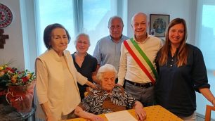 Macherio 100 anni Luigia Cassanmagnago foto di gruppo col sindaco Franco Redaelli