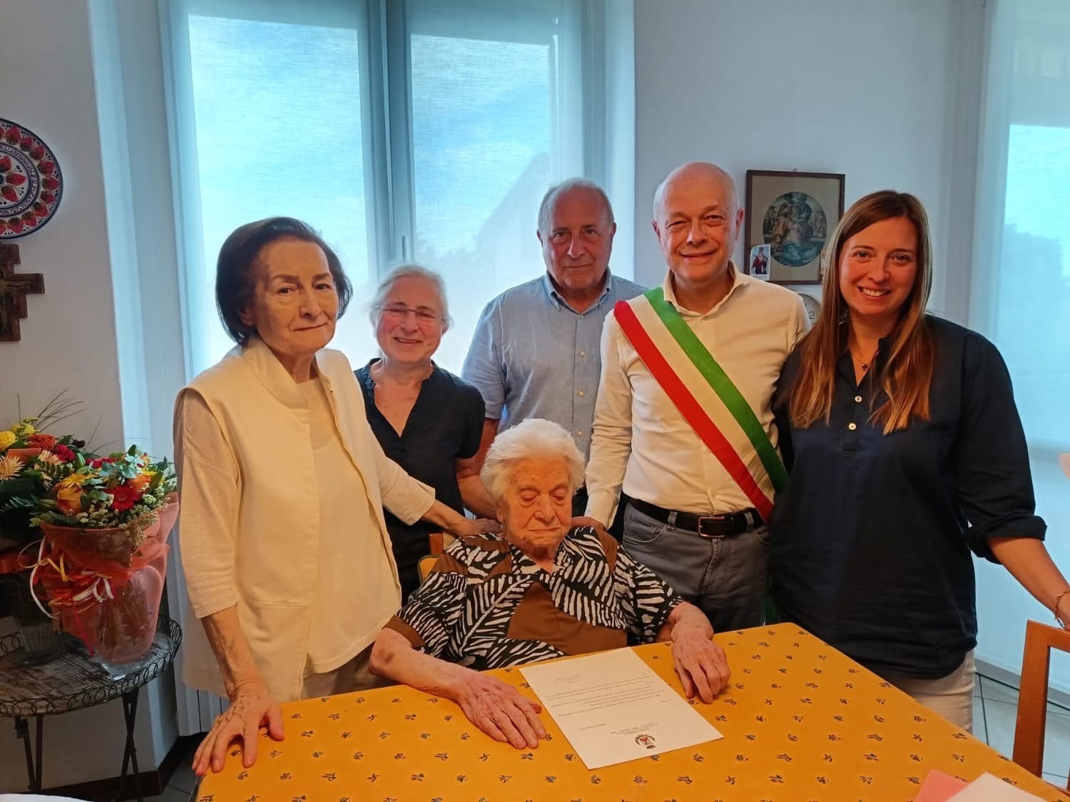 Macherio 100 anni Luigia Cassanmagnago foto di gruppo col sindaco Franco Redaelli