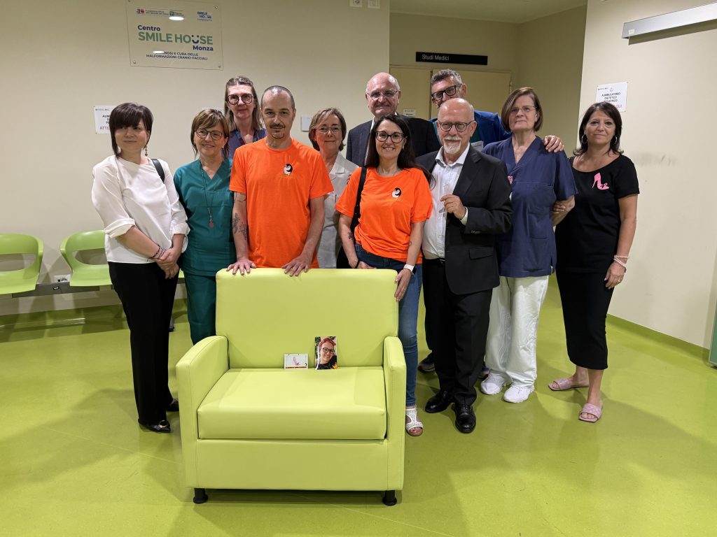 Irccs San Gerardo Monza I genitori di Camilla, i volontari dell'associazione Una vita in rosa, una rappresentanza dei donatori, il sindaco di Lissone, il presidente Cogliati e il direttore generale Casazza
