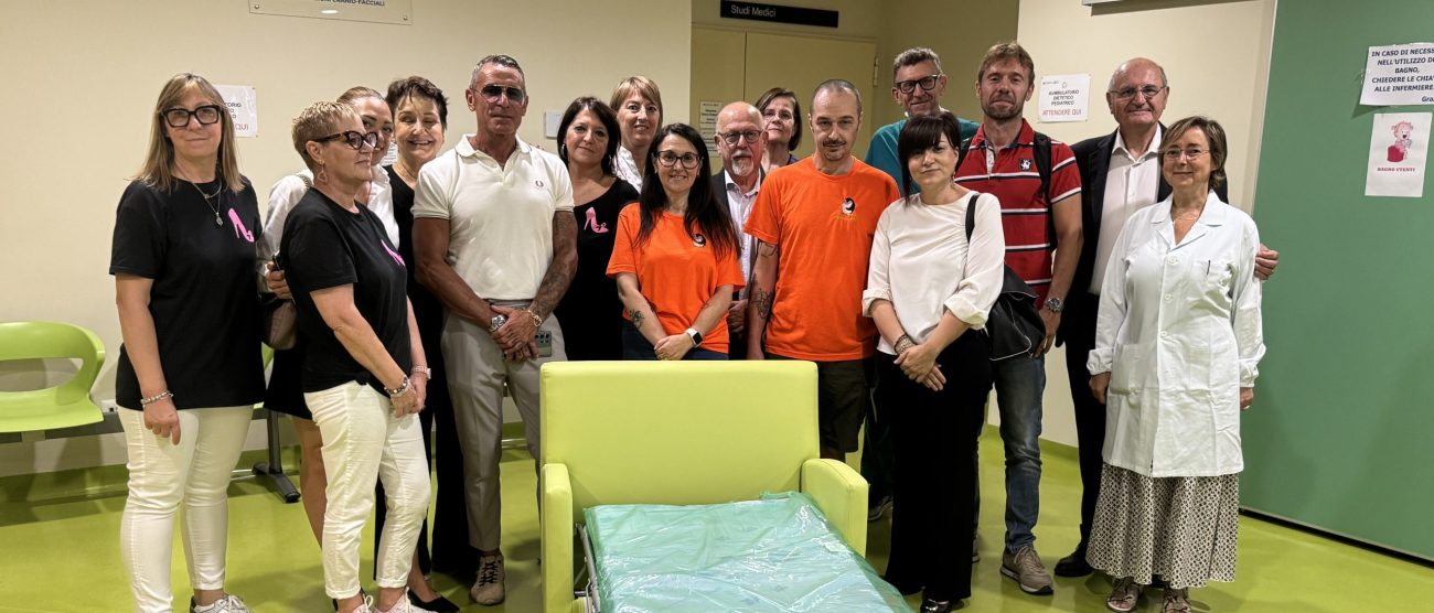Irccs San Gerardo Monza I genitori di Camilla, i volontari dell'associazione Una vita in rosa, una rappresentanza dei donatori, il sindaco di Lissone, il presidente Cogliati e il direttore generale Casazza