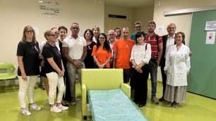 Irccs San Gerardo Monza I genitori di Camilla, i volontari dell'associazione Una vita in rosa, una rappresentanza dei donatori, il sindaco di Lissone, il presidente Cogliati e il direttore generale Casazza