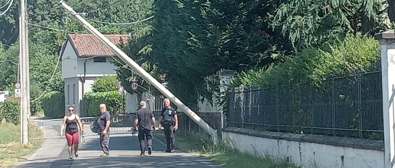 Meda incidente auto contro palo luce