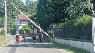 Meda incidente auto contro palo luce