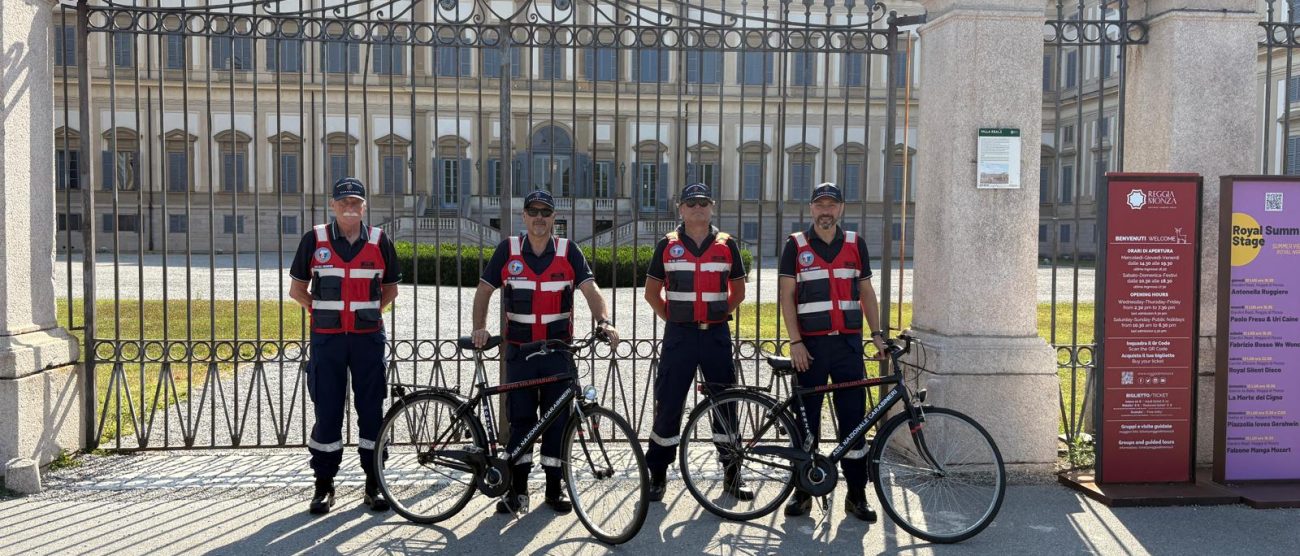 I volontari Anc Monza davanti alla Villa Reale