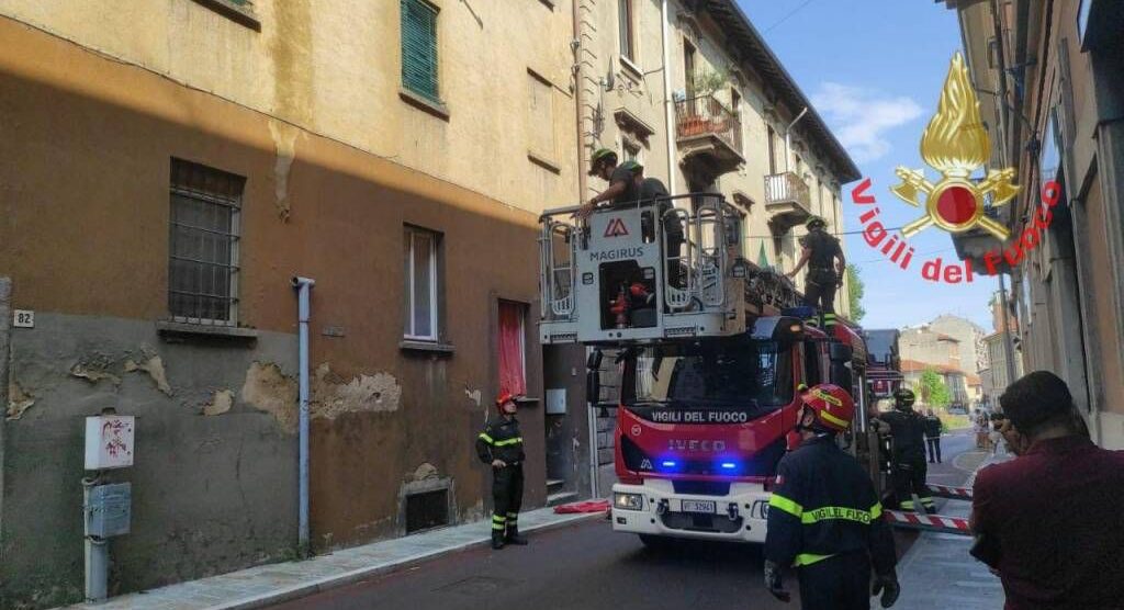 I vigili del fuoco a Meda dove è crollato un ballatoio