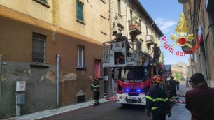 I vigili del fuoco a Meda dove è crollato un ballatoio