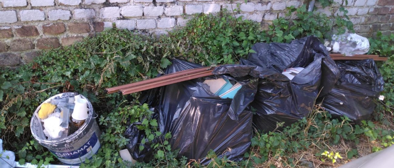 Alcuni dei rifiuti abbandonati a Monza