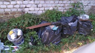 Alcuni dei rifiuti abbandonati a Monza