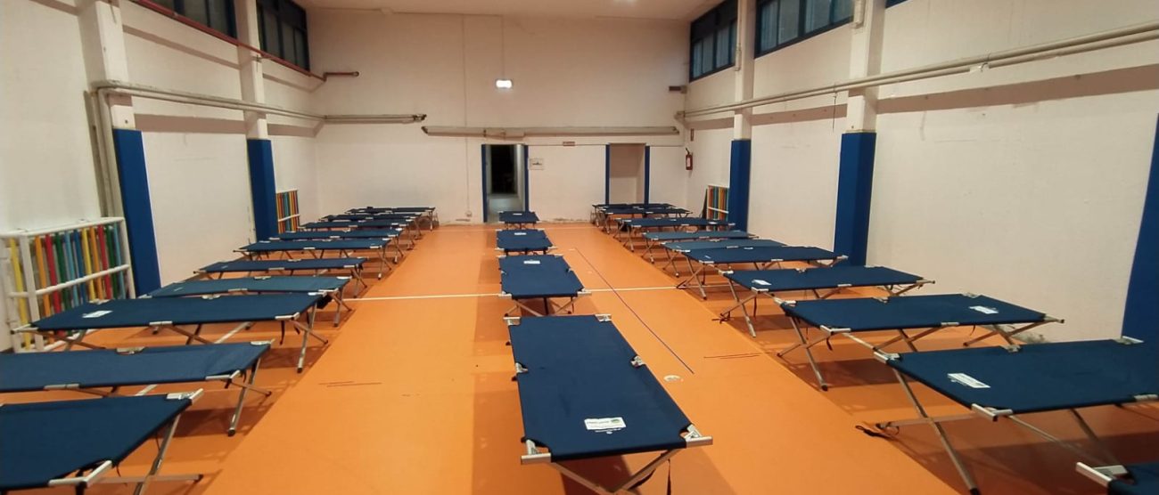 La palestra della scuola primaria Dante allestita per gli sfollati