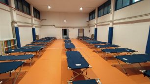 La palestra della scuola primaria Dante allestita per gli sfollati