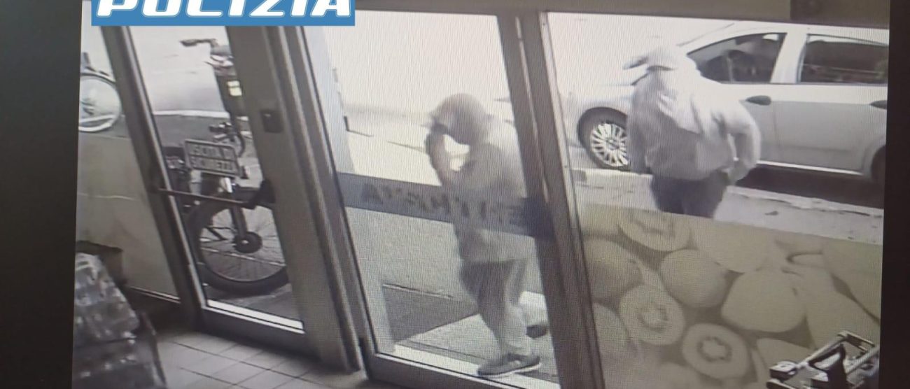 Un frame diffuso dalla Polizia di Stato dei due presunti rapinatori in azione